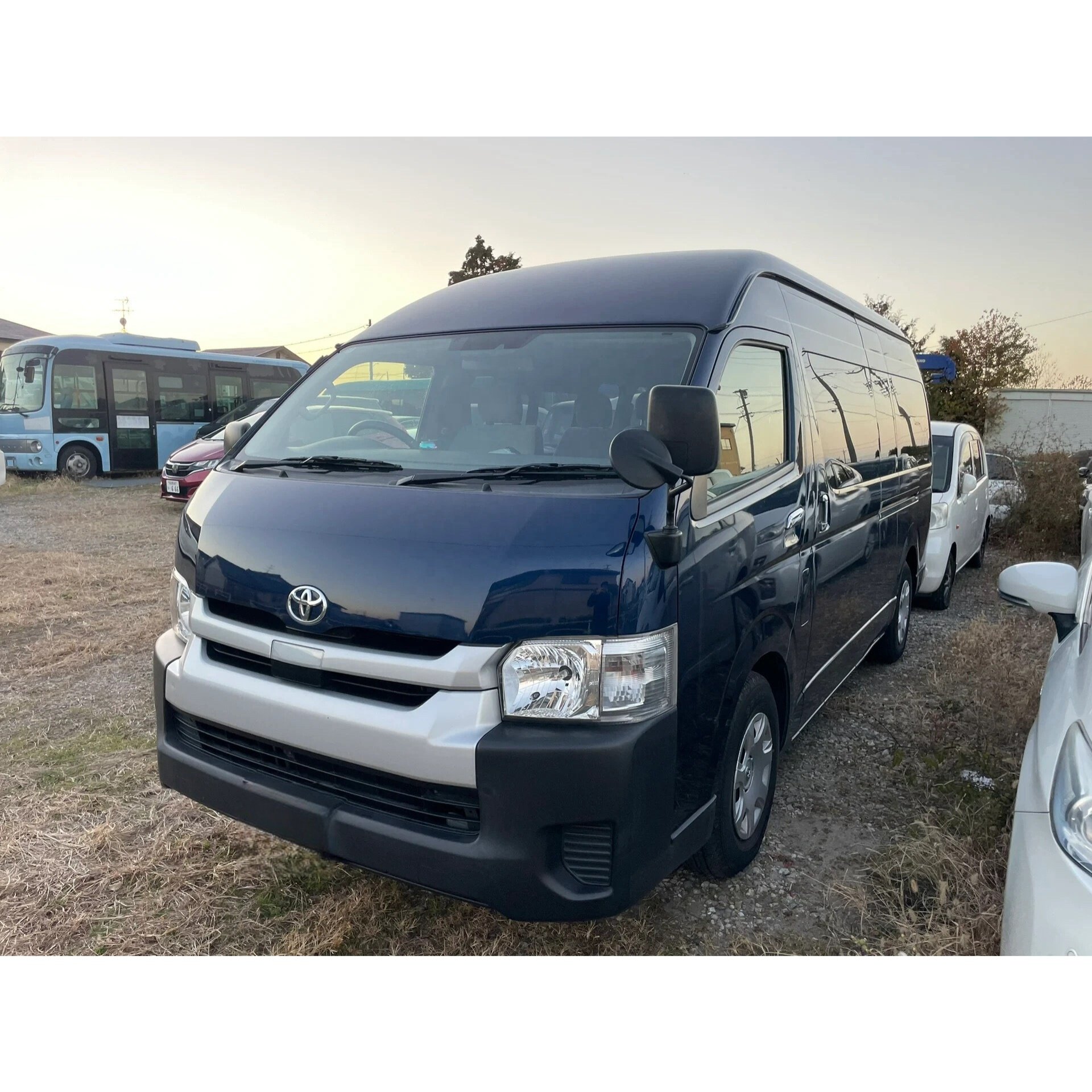 Spots Goods Used Toyota Hiace Diesel 9 Seaters Toyota Hiace Bus Mini Bus Hiaces for Sale